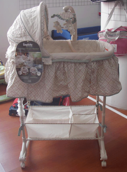 Детскую кроватку на колесиках с люлькой